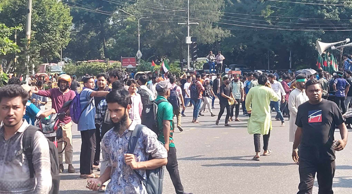 ৩ দফা দাবিতে শিক্ষা ভবনের সামনে জবি শিক্ষার্থীদের অবরোধ